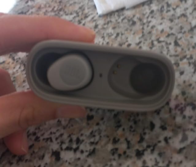 Un auricolare si scarica prima